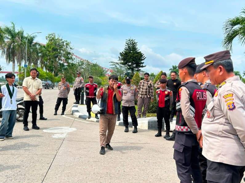 HMI menggelar aksi unjuk rasa di depan Kantor Bupati Kukar dan DPRD Kukar (Foto: Aswin/pusaranmedia.com)