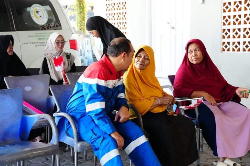 Pekerja Pertamina berbagi cerita dengan para penghuni Panti Jompo Bhakti Abadi Balikpapan. (Foto: PT PPN RU V Balikpapan)