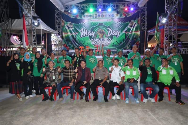 Momen foto bersama di kegiatan Dialog Interaktif May Day 2026 di Tarakan. (Foto: Istimewa)