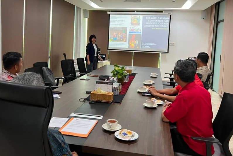 Acting KRI Tawau Dino Nurwahyudin saat menerima perwakilan panitia penyelenggara BICC 2026 di Kantor KRI Tawau, Malaysia (Foto: KRI Tawau)