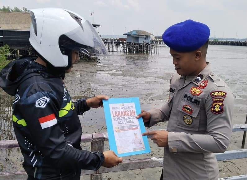 Sat Polairud Polres Paser gencar sosialisasi Maklumat Kapolda Kaltim dan berikan edukasi kepada masyarakat di kawasan pesisir Kabupaten Paser. (Foto : Dok.Sat Polairud Polres Paser)