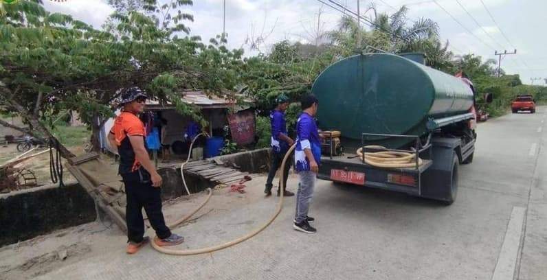 Pendistribusian bantuan air bersih kepada warga terdampak kekeringan di Kecamatan Babulu. (Foto: Pusdalops BPBD PPU).
