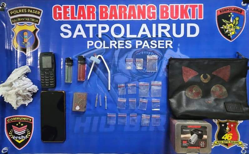 Barang bukti pengungkapan kasus sabu yang dilakukan oleh pria diatas perahu di perairan Teluk Adang Kabupaten Paser. (Foto: Dok.Polres Paser)