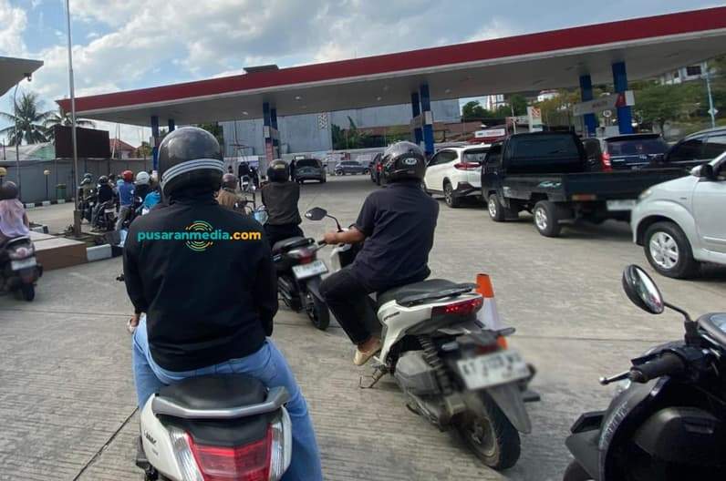 Antrean BBM subsidi yang sempat terjadi di SPBU Jalan DI Panjaitan Kota Samarinda, Rabu (15/7/2026). (Foto: Tri/Pusaranmedia.com)