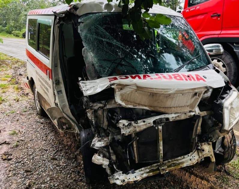 Sebuah ambulans yang tengah mengangkut pasien menuju Rumah Sakit Umum Daerah (RSUD) Aji Muhammad Parikesit mengalami kecelakaan lalu lintas di Jalan Poros Tenggarong–Kota Bangun (Foto: Damkar Kukar)