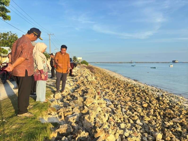 Bupati Berau Tinjau Abrasi di Kampung Payung Payung, Kecamatan Maratua. (Foto: Nur Hidayah/ Pusaranmedia.com)