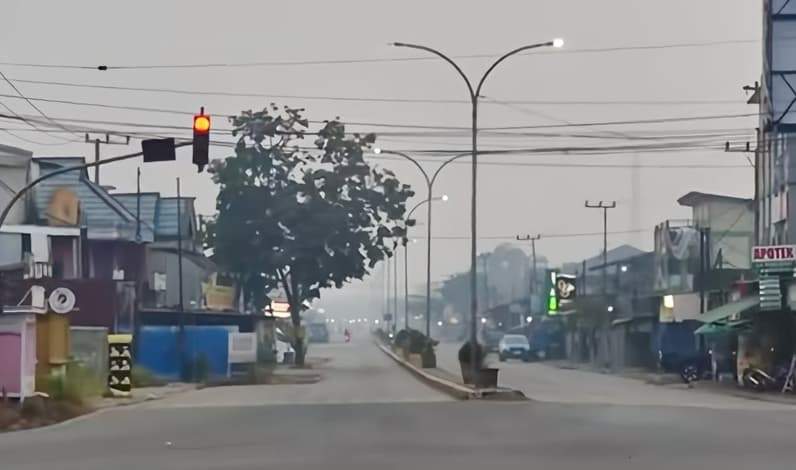 Kabut asap menyelimuti ruas jalan di Berau di tengah kondisi cuaca ekstrem dan ancaman karhutla. (Foto: Nur Hidayah/ pusaranmedia.com)