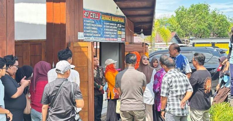 Bupati Berau saat meninjau kios cinderamata di Kampung Tanjung Batu, Kecamatan Pulau Derawan. (Foto: Nur Hidayah/ pusaranmedia.com)