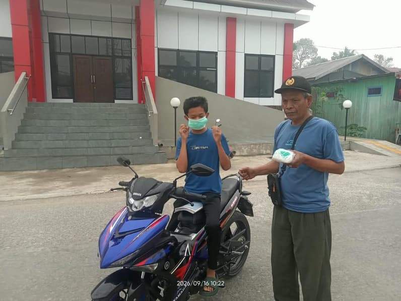 Pembagian masker oleh pemcam kenohan. (Foto: Pemcam Kenohan)