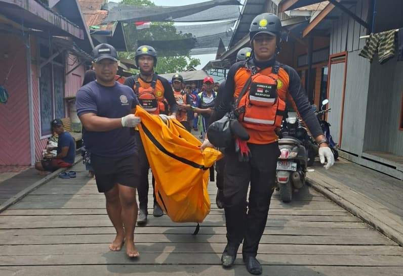 Evakuasi korban tenggelam di loa janan. (Foto: Timsar Gabungan)