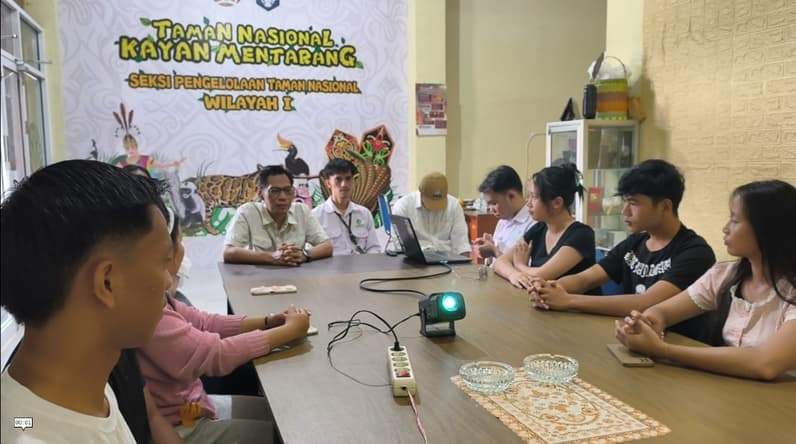 Para pelajar dari SMAN 1 Lumbis saat menyambangi Kantor Taman Nasional Kayan Mentarang (TNKM) Nunukan. (Foto: Diansyah/Pusaranmedia.com)