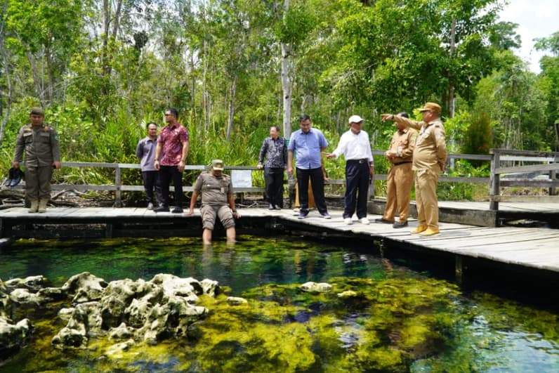 Pemkab Berau mendampingi Utusan Presiden Seychelles untuk ASEAN, meninjau kawasan wisata Air Panas Pemapak di Kampung Biatan Bapinang, Kecamatan Biatan. (Foto: Humas Prokopim Berau)