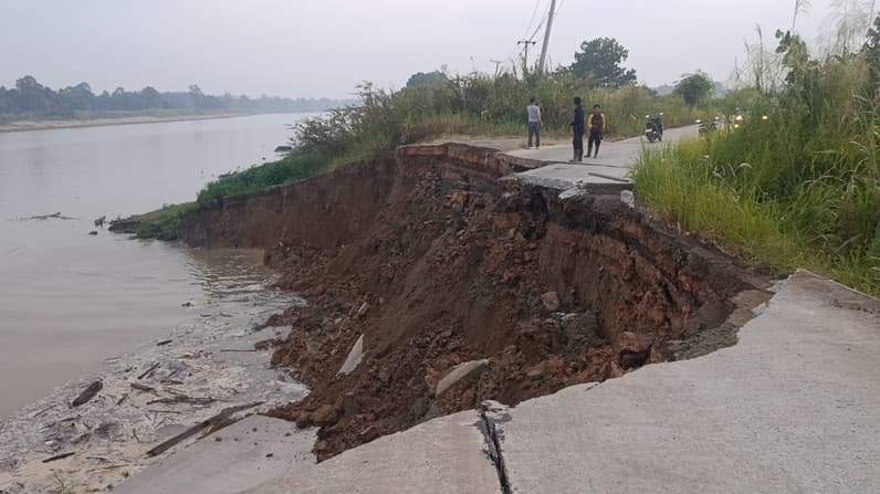 Kondisi jalan longsor di muara muntai (Foto: Pemcam Muara Muntai)