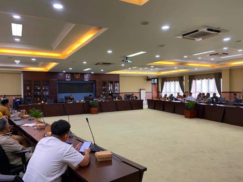 Rapat Dengar Pendapat (RDP) yang digelar DPRD Kukar bersama sejumlah pihak terkait, membahas langkah-langkah yang dapat ditempuh agar aktivitas pemanduan kapal. (Foto: Aswin/Pusaranmedia.com)