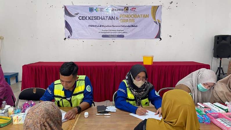 PAMA KIDE melakukan cek kesehatan dan pengobatan gratis bagi warga Desa Legai. (Foto : Dok PAMA KIDE)