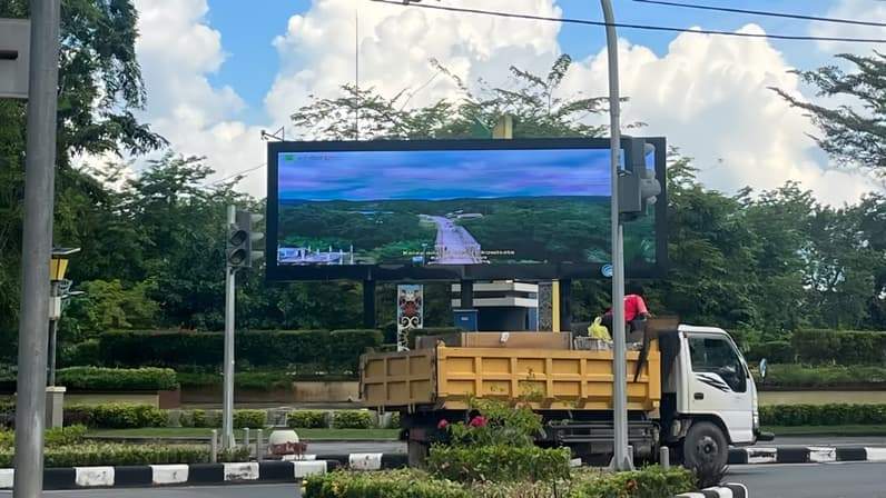 Salah satu videotron yang berada di kawasan perkotaan Tanjung Redeb. (Foto: Nur Hidayah/Pusaranmedia.com)