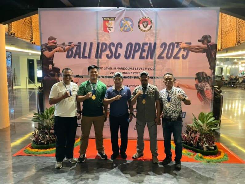 Gubernur Kaltara, Dr. H. Zainal A. Paliwang, S.H., M.Hum memberikan dukungan kepada atlet penembak Kaltara yang berlaga pada Kejuaraan Internasional “Bali IPSC Open 2025 Level III, Sabtu (23/8). (Foto: dkisp)