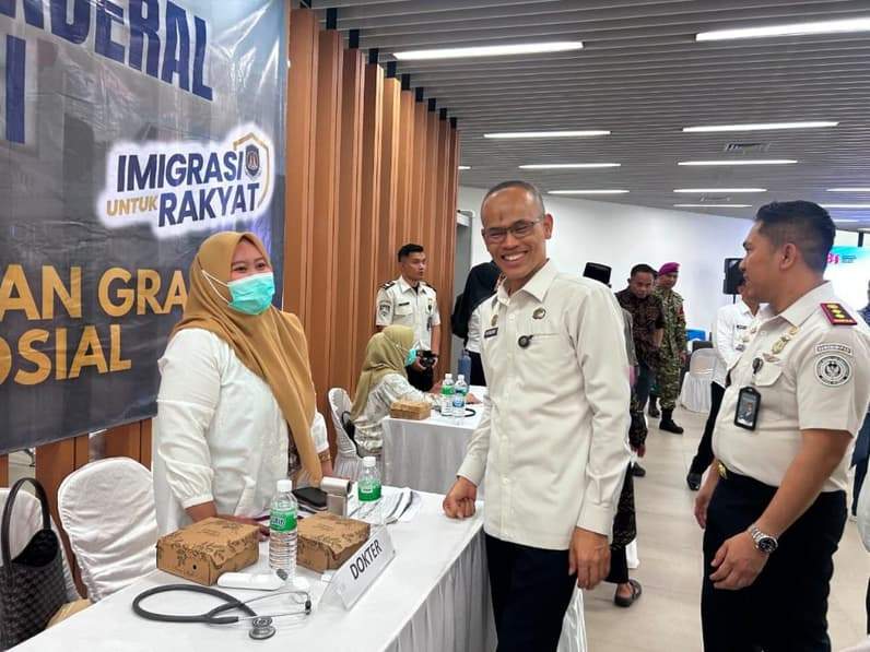 Kakanwil Ditjen Imigrasi Kaltimtara Nuruddin saat berdialog dengan tim dokter yang melakukan pemeriksaan kesehatan gratis terhadap warga Sebatik. (Foto: Diansyah/Pusaranmedia.com)