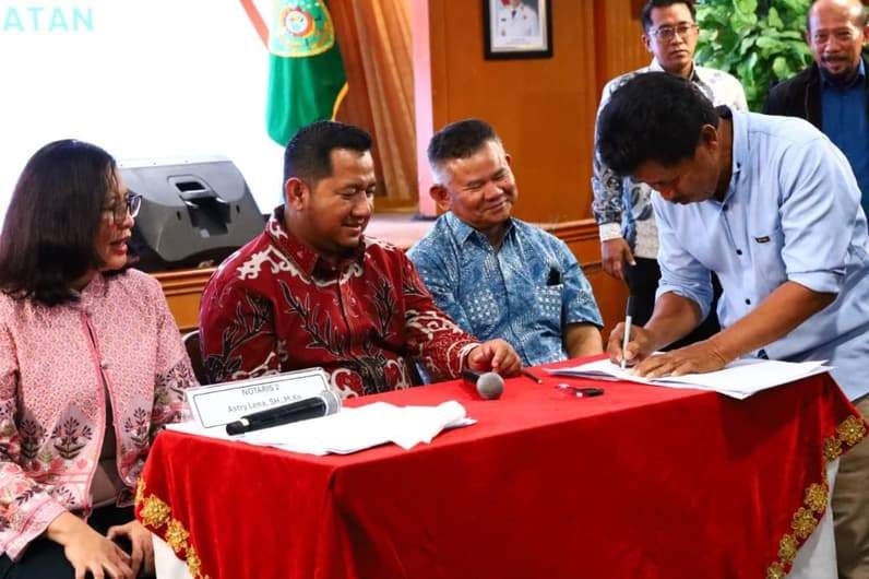 Warga mendatangani perjanjian pemanfaatan lahan reforma agraria. (Foto: Humas Setkab PPU).