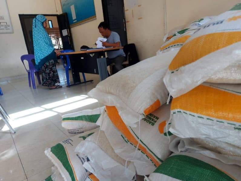 Bantuan beras bulog yang disalurkan ke masyarakat (Foto: Diansyah/pusaranmedia.com)