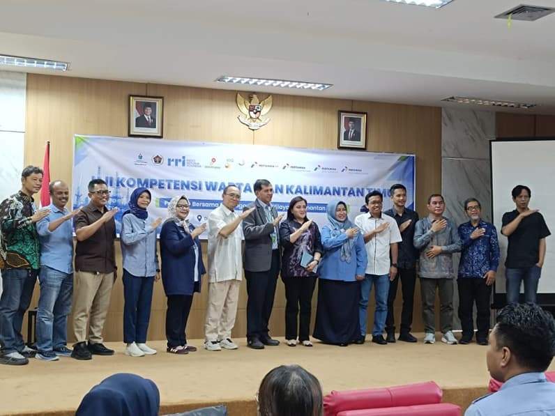 Momen kebersamaan para penguji, panitia, serta perwakilan SKK Migas, PWI dan RRI saat penutupan pelaksanaan UKW di Gedung Perpustakaan dan Kearsipan Samarinda, Kamis (10/9/2026). (Foto: Achmad Fadillah/Pusaranmedia.com)