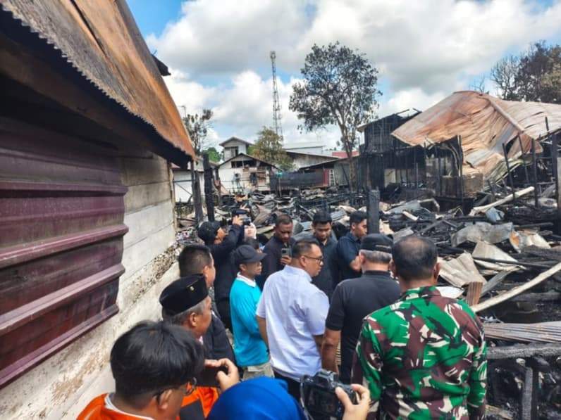 Kunjungan pemerintah ke lokasi kebakaran kelurahan baru. (Foto: Aswin/pusaranmedia.com)