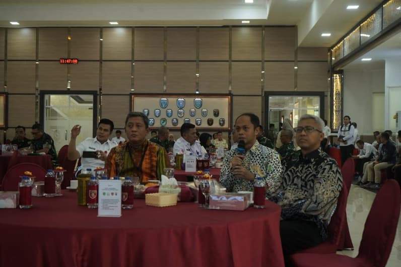 General Manager PLN UID Kaltimra, Muchamad Chaliq Fadli menyampaikan perkembangan sistem kelistrikan Kalimantan dalam rapat forum koordinasi di Balikpapan, Kamis (7/10/2026). (Foto: PT PLN UID Kaltimra)