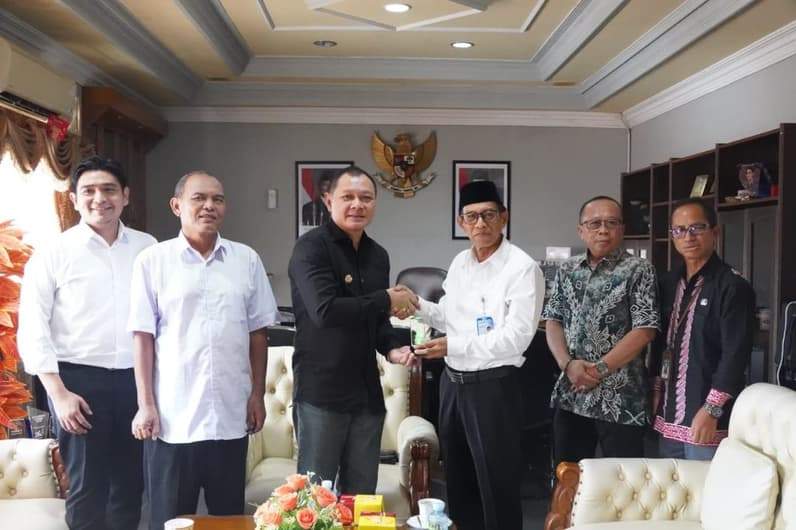 Bupati Paser dr Fahmi Fadli (dua dari kiri) bersama Kepala LLDIKTI Wilayah XI Muhammad Akbar (dua dari kanan). (Foto: Prokopim Paser)