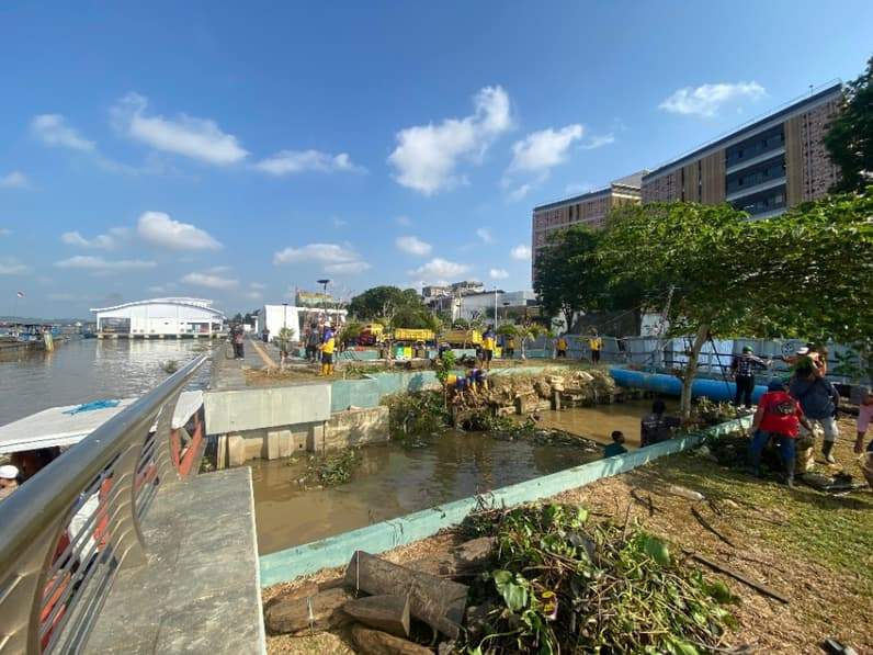 Pembersihan area Teras Samarinda tahap II, Jumat (14/8/2026). (Foto: Tri/Pusaranmedia.com)