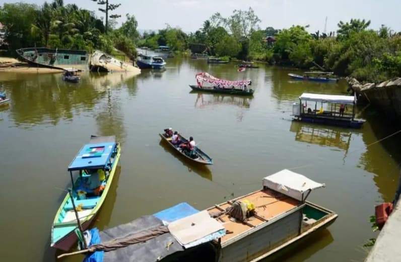 Terlihat kapal nelayan yang berlabuh di sungai Kanal 3 Sangatta Kutim yang berhubungan langsung dengan pantai Kenyamukan. (Foto: Dok Prokopim Kutim)