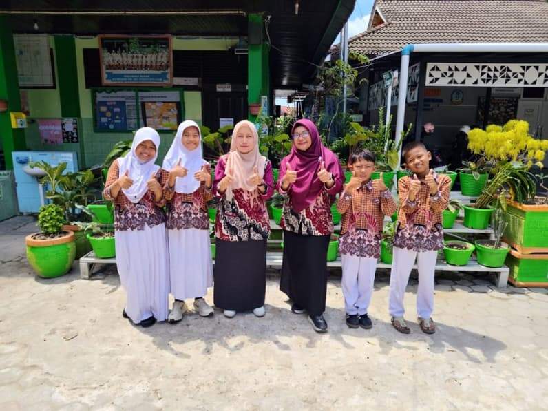 Empat Siswa dan Kepala SDN 001 Bontang Selatan, Novita Susyati Usai Seleksi Sahabat Sekolah Dasar 2026 (Dok:Lutfi Aziz/Pusaranmedia.com)