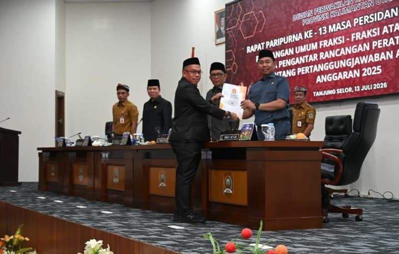 Sekretaris Fraksi Gerindra, Agus Salim, saat menyerahkan dokumen Pemandangan Umum Fraksi kepada Unsur Pimpinan DPRD Kaltara. (Foto: Istimewa)