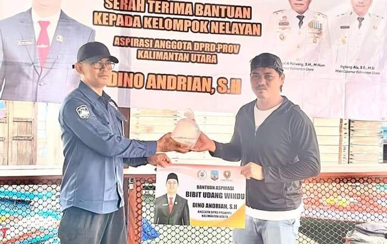 Momen serah terima bantuan kelompok nelayan yang diperjuangkan Anggota DPRD Kaltara, Dino Andrian. (Foto: Istimewa)