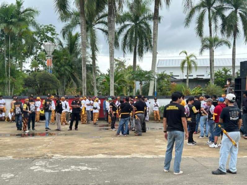 Ratusan massa dari tiga organisasi masyarakat (Ormas) mendatangi Kantor DPC PDIP Kutai Kartanegara (Kukar). (Foto: Aswin/Pusaranmedia.com)