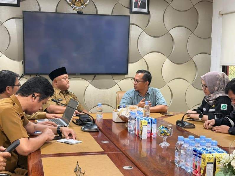 Wakil Bupati Berau Gamalis saat meninjau langsung kondisi pasokan BBM dan berdiskusi bersama pihak Jobber Berau terkait kelancaran distribusi BBM ke SPBU. (Foto: Nur Hidayah/Pusaranmedia.com)