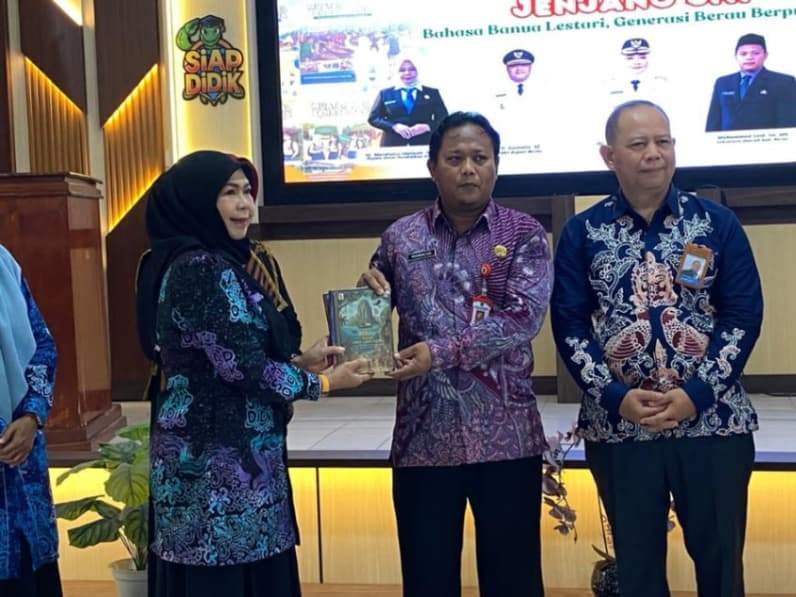 Sekretaris Daerah Berau Muhammad Said menerima secara simbolis buku ajar Bahasa Banua dari Kepala Dinas Pendidikan Berau Mardiatul Idalisah. (Foto: Nur Hidayah/ pusaranmedia.com)