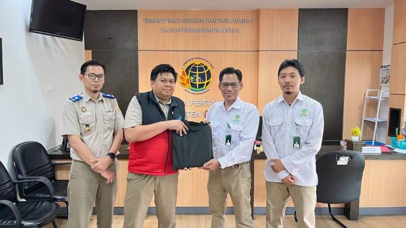 Kepala SPTN Wilayah I Balai TNKM, Hery Gunawan usai berdialog dengan Kepala BPN Nunukan Husen. (Foto: TNKM Nunukan)