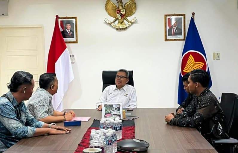 Acting KRI Tawau Dino Nurwahyudin saat menyambut Ketua BNNK Nunukan Anton Suryadi Siagian di Tawau, Malaysia (Foto: KRI Tawau)