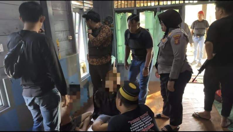 Saat personel Polsek Muara Samu meringkus dua orang tersangka uang diduga telah mengedarkan sabu di wilayah Desa Libur Dinding. (Foto : Dok Polsek Muara Samu)