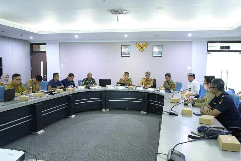 Pj. Sekprov Kaltara, Dr. Bustan, S.E., M.Si membuka Rakor Tim Percepatan Pertumbuhan Ekonomi Daerah Provinsi Kaltara," digelar di Ruang Rapat Benuanta Gedung Gadis 2, Selasa (19/8). (Foto: dkisp)