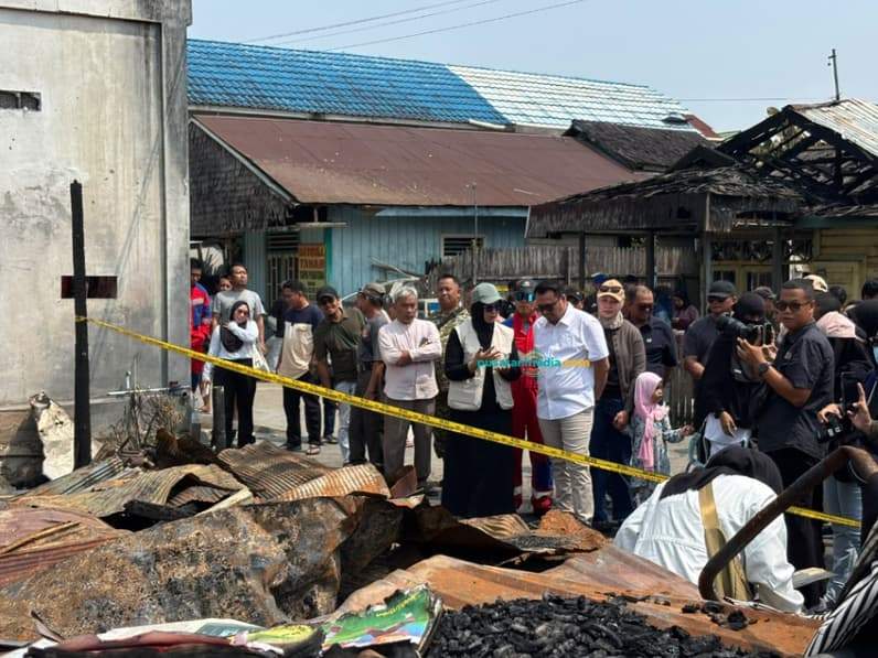 Bupati Aulia Saat mengunjungi lokasi kebakaran kelurahan loa ipuh tenggarong. (Foto: Aswin/Pusaranmedia.com)