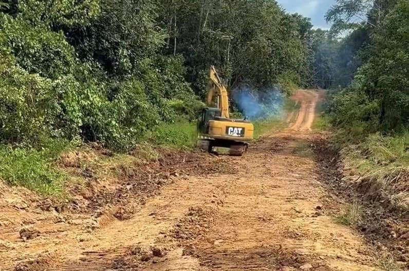 Pengerjaan ruas jalan yang menghubungkan Krayan Barat dan Krayan Selatan. (Foto: BPBD Nunukan)