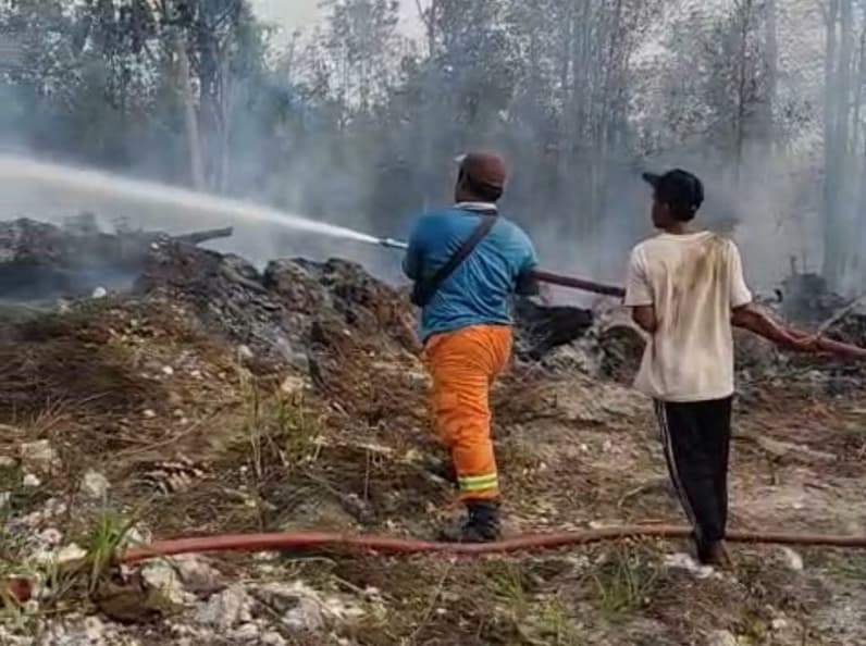 Relawan saat memadamkan karhutla di muara kaman. (Foto: Camat Muara kaman)