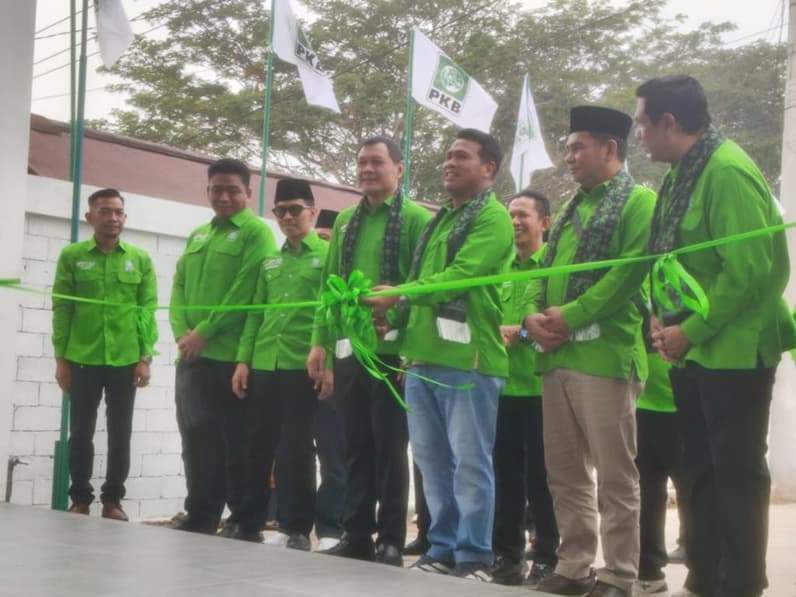 Ketua DPW PKB Kaltim, Syafruddin memotong pita sebagai pertanda diresmikannya gedung DPC PKB Paser. (Foto: Luthfi/Pusaranmedia.com)