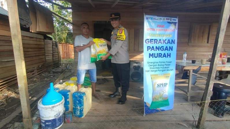 Saat polisi menjual beras SPHP di Desa Kerang Dayo, Kecamatan Batu Engau, Kabupaten Paser. (Foto: Dok Polres Paser)