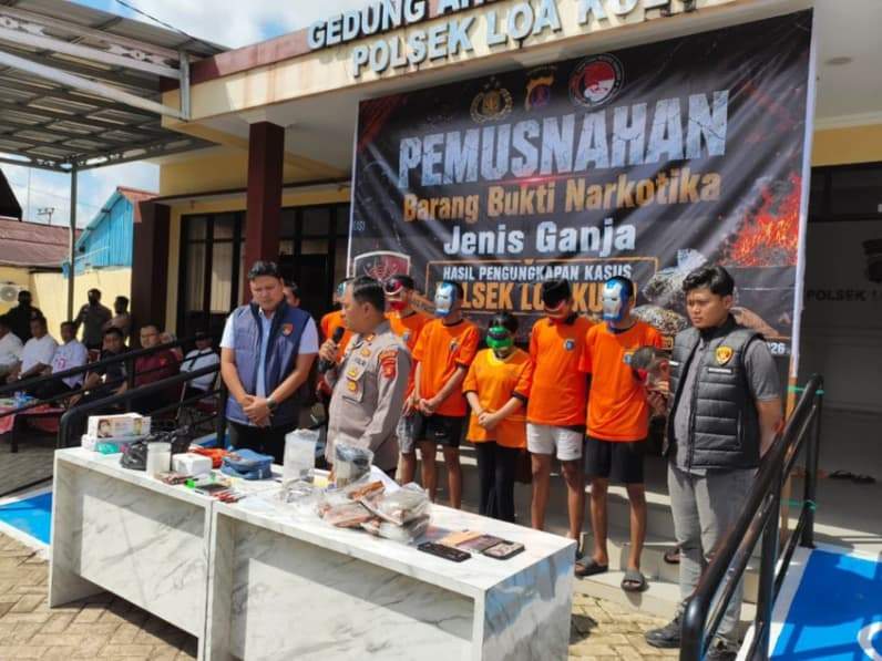 Jajaran Polsek Loa Kulu memusnahkan barang bukti narkotika jenis ganja seberat lebih dari 3,3 kilogram (Foto: Aswin/pusaranmedia.com)
