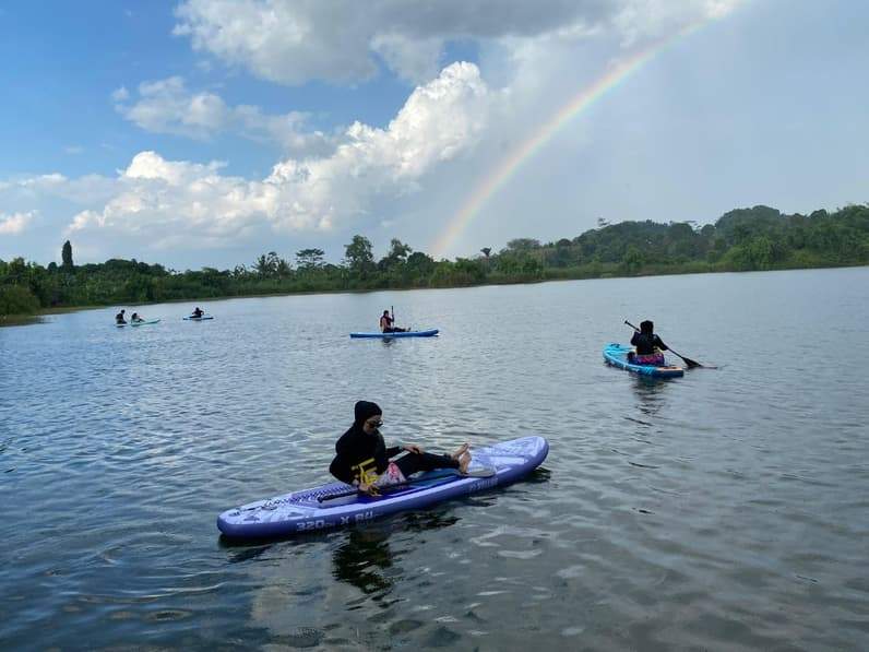 Sejumlah pengunjung mencoba wahana paddle board di kawasan danau Taman Seri Loto, Tenggarong Seberang. Selain kolam renang, wahana olahraga air ini menjadi daya tarik baru bagi wisatawan. (Foto: Aswin/pusaranmedia.com)