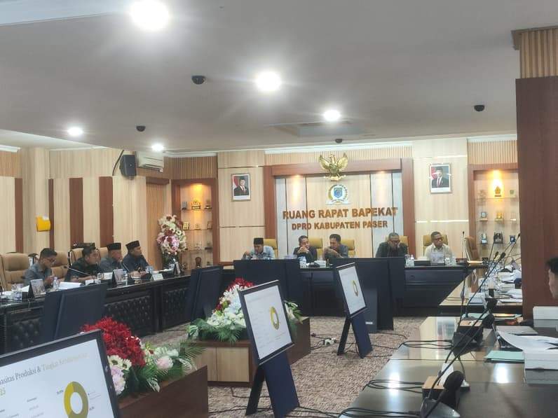 Rapat kerja gabungan komisi DPRD Paser dengan Perumdam Tirta Kandilo, membahas persoalan keluhan masyarakat terkait air bersih. (Foto : Luthfi/Pusaranmedia.com)