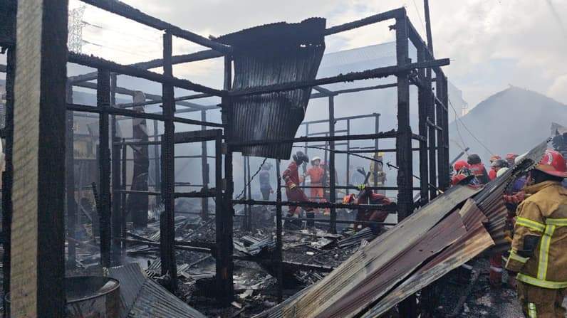 Enam bangunan langsung terbakar di Jalan Revolusi Samarinda, Sabtu (23/5/2026). (Foto: Tri/Pusaranmedia.com)