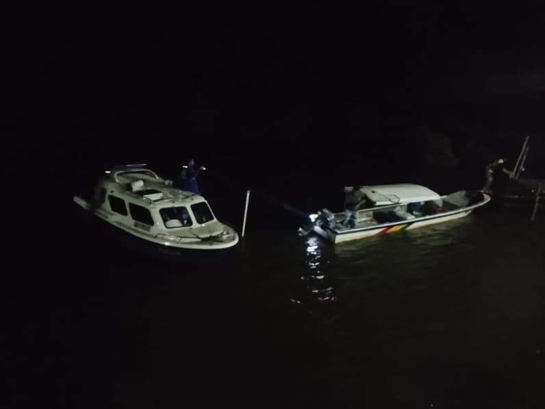 Tim Polairud Polres Kutim selamatkan dua orang pemancing. (Foto: Dok.Polres Kutim)